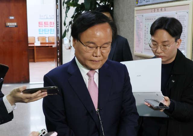 국민의힘 김재원 최고위원이 1일 오전 국회에서 열린 최고위원회의에 참석한 뒤 취재진의 질문을 받고 있다. 연합뉴스