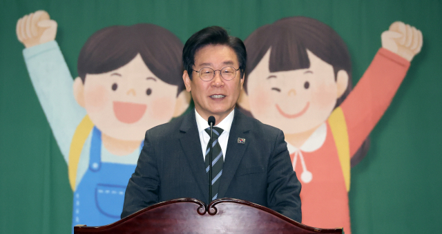 이재명 더불어민주당 대표가 4일 국회에서 열린 어린이 안전 헌장 선포식에서 축사를 하고 있다. 연합뉴스