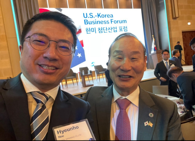노현호(왼쪽) 삼일방 대표와 최병오 패션그룹형지 회장이 