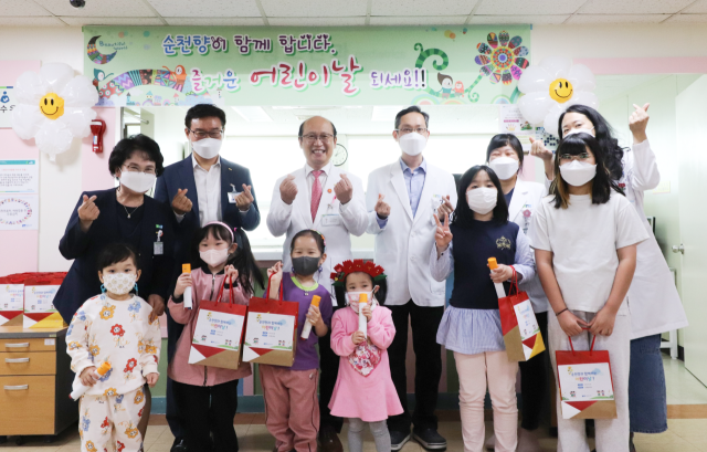 4일 순천향대 구미병원 의료진들이 환아들에게 선물 꾸러미를 전달한 뒤 기념 촬영을 하고 있다. 순천향대 구미병원 제공