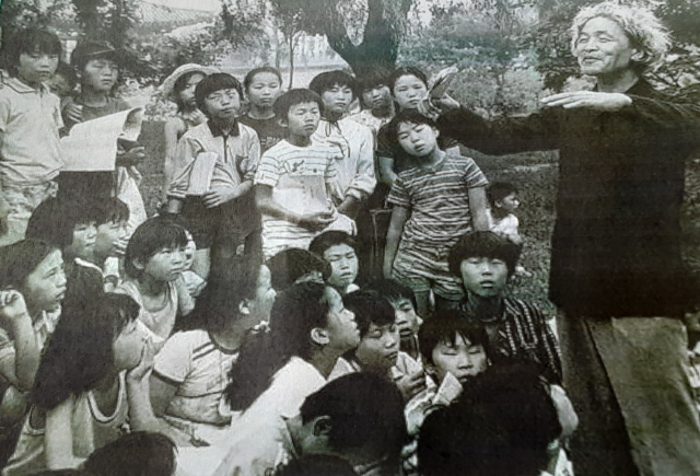 1970년대 고 윤경렬 씨가 경주어린이박물관을 운영하면서 당시 어린이들에게 강의하는 모습. 김윤근 씨 제공.