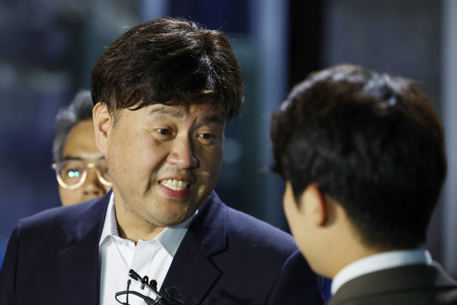 더불어민주당 이재명 대표의 측근인 김용 전 민주연구원 부원장이 4일 오후 보석으로 석방돼 서울구치소를 나서며 취재진 질문에 답하고 있다. 김 전 부원장은 민주당 대선 후보 예비경선 전후인 2021년 4∼8월 유동규 전 성남도시개발공사 기획본부장, 정민용 씨와 공모해 남욱 씨에게서 4차례에 걸쳐 대선 자금 명목으로 8억4천700만원을 수수한 혐의(정치자금법 위반)로 지난해 11월 8일 구속기소 된 바 있다. 연합뉴스