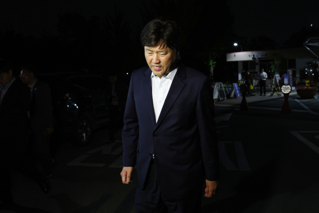 더불어민주당 이재명 대표의 측근인 김용 전 민주연구원 부원장이 4일 오후 보석으로 석방돼 서울구치소를 나서고 있다. 김 전 부원장은 민주당 대선 후보 예비경선 전후인 2021년 4∼8월 유동규 전 성남도시개발공사 기획본부장, 정민용 씨와 공모해 남욱 씨에게서 4차례에 걸쳐 대선 자금 명목으로 8억4천700만원을 수수한 혐의(정치자금법 위반)로 지난해 11월 8일 구속기소 된 바 있다. 연합뉴스