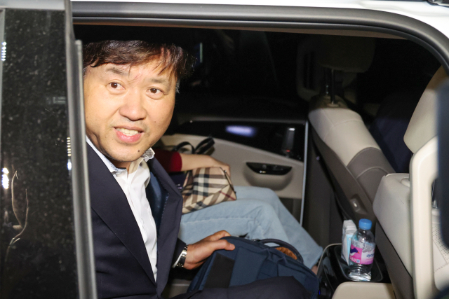 더불어민주당 이재명 대표의 측근인 김용 전 민주연구원 부원장이 4일 오후 보석으로 석방돼 서울구치소에서 나와 차량에 탑승하고 있다. 김 전 부원장은 민주당 대선 후보 예비경선 전후인 2021년 4∼8월 유동규 전 성남도시개발공사 기획본부장, 정민용 씨와 공모해 남욱 씨에게서 4차례에 걸쳐 대선 자금 명목으로 8억4천700만원을 수수한 혐의(정치자금법 위반)로 지난해 11월 8일 구속기소 된 바 있다. 연합뉴스