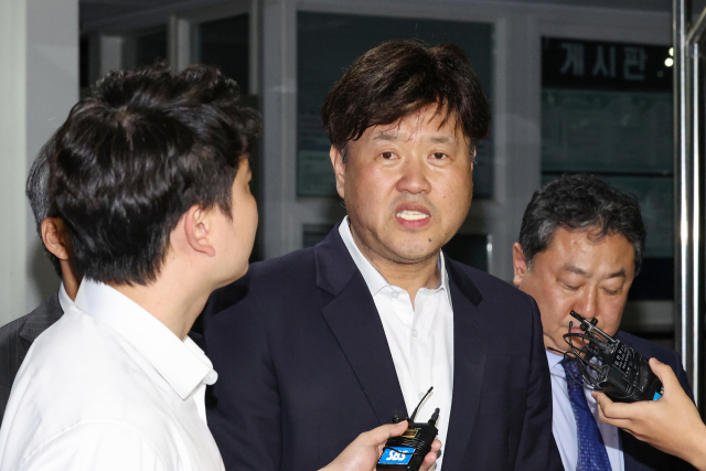 더불어민주당 이재명 대표의 측근인 김용 전 민주연구원 부원장이 4일 오후 보석으로 석방돼 서울구치소를 나서며 취재진 질문에 답하고 있다. 김 전 부원장은 민주당 대선 후보 예비경선 전후인 2021년 4∼8월 유동규 전 성남도시개발공사 기획본부장, 정민용 씨와 공모해 남욱 씨에게서 4차례에 걸쳐 대선 자금 명목으로 8억4천700만원을 수수한 혐의(정치자금법 위반)로 지난해 11월 8일 구속기소 된 바 있다. 연합뉴스