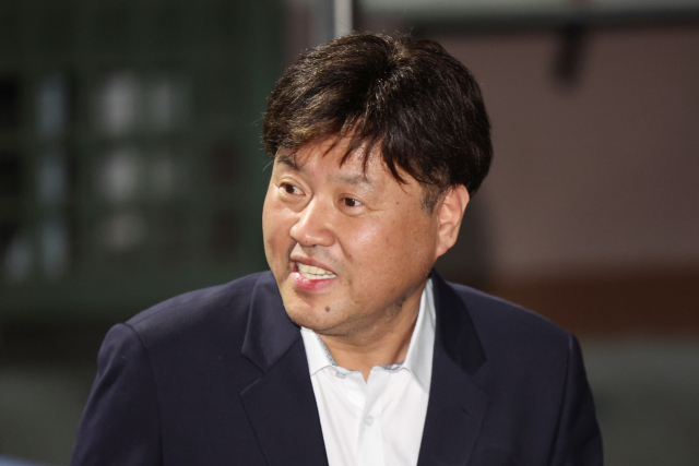 더불어민주당 이재명 대표의 측근인 김용 전 민주연구원 부원장이 4일 오후 보석으로 석방돼 서울구치소를 나서고 있다. 김 전 부원장은 민주당 대선 후보 예비경선 전후인 2021년 4∼8월 유동규 전 성남도시개발공사 기획본부장, 정민용 씨와 공모해 남욱 씨에게서 4차례에 걸쳐 대선 자금 명목으로 8억4천700만원을 수수한 혐의(정치자금법 위반)로 지난해 11월 8일 구속기소 된 바 있다. 연합뉴스