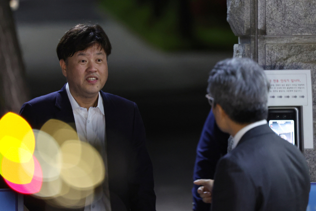 더불어민주당 이재명 대표의 측근인 김용 전 민주연구원 부원장이 4일 오후 보석으로 석방돼 서울구치소를 나서고 있다. 김 전 부원장은 민주당 대선 후보 예비경선 전후인 2021년 4∼8월 유동규 전 성남도시개발공사 기획본부장, 정민용 씨와 공모해 남욱 씨에게서 4차례에 걸쳐 대선 자금 명목으로 8억4천700만원을 수수한 혐의(정치자금법 위반)로 지난해 11월 8일 구속기소 된 바 있다. 연합뉴스