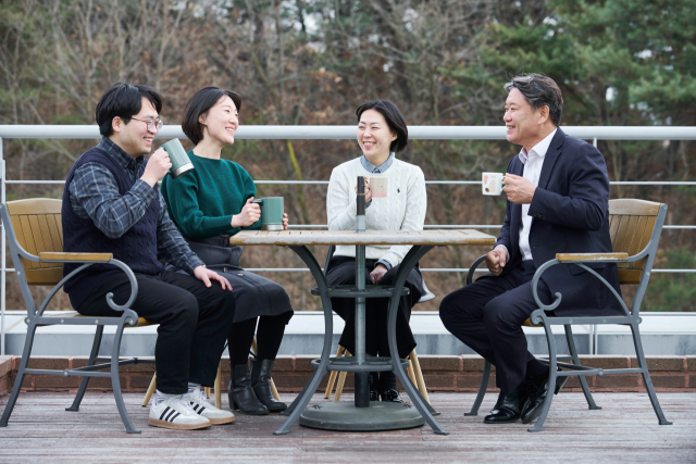 이재혁 경북개발공사 사장이 사내 여성, 신입 직원과 차를 마시며 업무와 일상에 대해 소통하고 있다. 김영진 기자