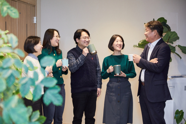 이재혁 경북개발공사 사장이 사내 여성·신입 직원과 차를 마시며 업무와 일상에 대해 소통하고 있다. 김영진 기자