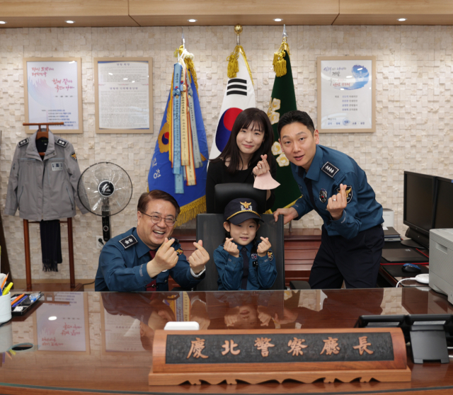 최주원 경북경찰청장이 4일 어린이날을 맞아 부하 경찰직원 자녀를 초청해 일일 청장체험 행사를 진행하고 참여 가족과 기념 촬영을 하고 있다. 경북경찰청 제공