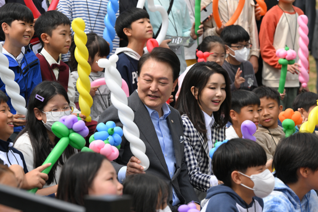 윤석열 대통령과 김건희 여사가 4일 서울 용산 대통령실의 앞마당에 조성된 용산 어린이정원 개방행사에서 어린이들에게 풍선을 전달하고 있다. 연합뉴스