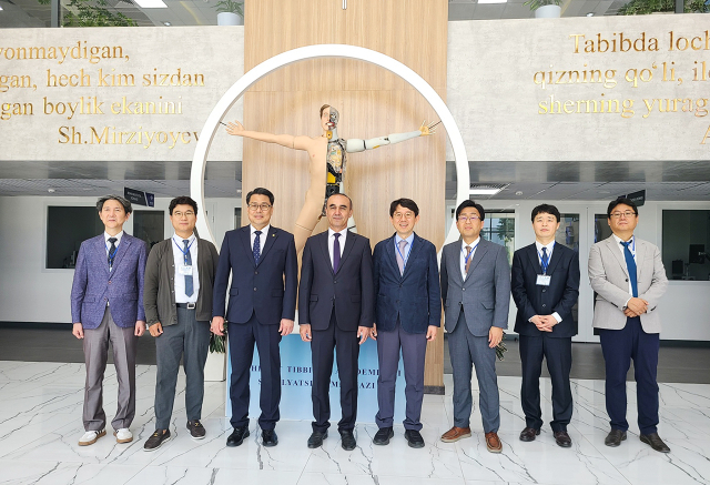 대구한의대와 타슈켄트국립의과대 관계자들이 전통의학 국제학술대회를 개최한 뒤 기념촬영을 하고 있는 모습. 대구한의대 제공