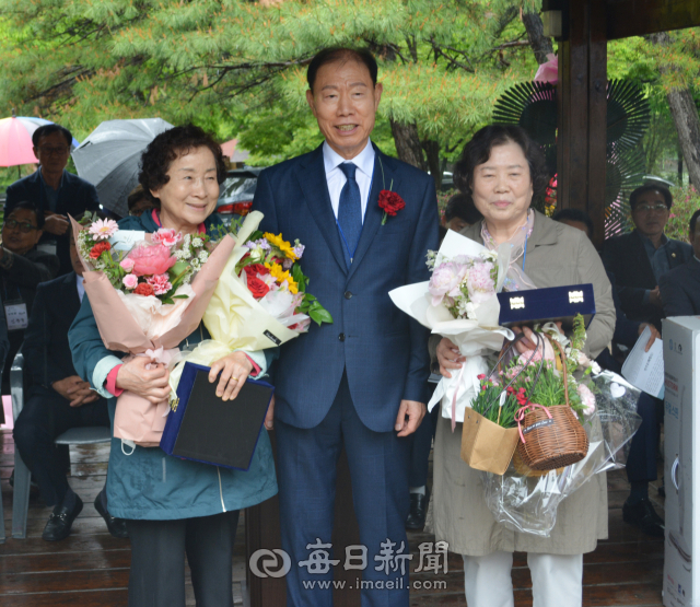 송태옥(왼쪽), 배잠운(오른쪽) 씨가 5일 청도김씨 남하파 식송문중으로부터 장한 어머니상을 받고 김영일 회장과 기념사진을 촬영했다. 김진만 기자