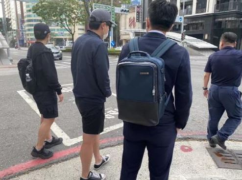 김 씨 친형, 김 씨, 변호사(왼쪽부터). 연합뉴스