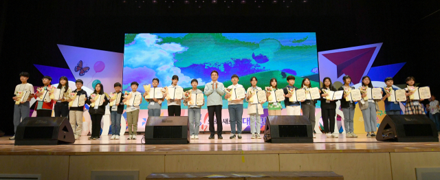 경북도는 5일 제101회 어린이날을 맞아 경북도청 동락관과 천년숲 일원에서 이철우 경북도지사(가운데), 임종식 경북도교육감 등이 참석한 가운데 