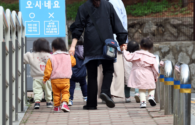 기사 이해를 돕기 위한 자료사진. 지난 10일 오전 서울 시내의 한 유치원 인근에서 어린이들이 산책을 하고 있다. 연합뉴스