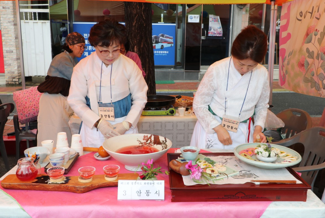 제50회 차전장군 노국공주 축제 셋째날 민속판 광장에서는 '경상북도 화전놀이대회'가 열렸다. 봄철 꽃잎을 이용한 전을 부쳐 먹는 대표적 여성놀이로 경주시가 최우수상을 수상했다. 장려상을 받은 안동시팀. 안동시 제공