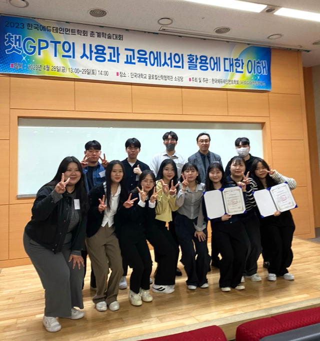 김천대학교(총장 윤옥현)는 7일 간호학과 교수, 대학원생 및 학부생들로 구성된 학술연구팀이 지난달 28일부터 29일에 한국에듀테인먼트학회에서 개최한 