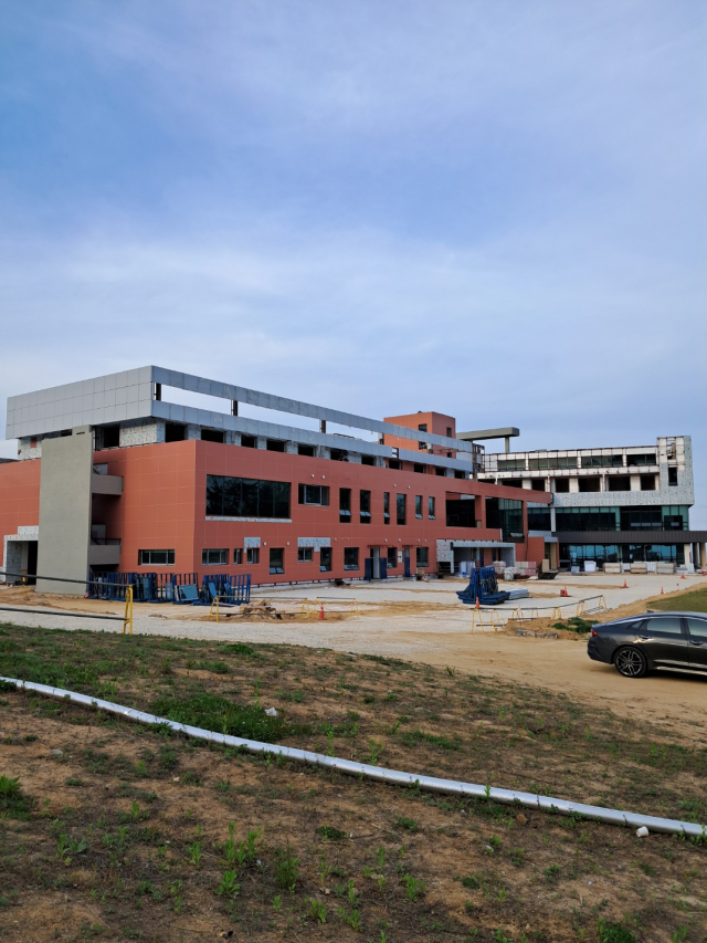 이달중 준공을 앞두고 있는 울진마린CC 클럽하우스 전경. 이상원 기자