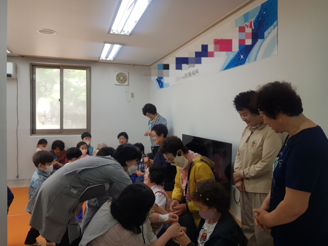지난 4일 오전 11시 대구 동구 안심3동의 한 경로당에서 어버이날 맞이 경로잔치가 열렸다. 김주원 기자