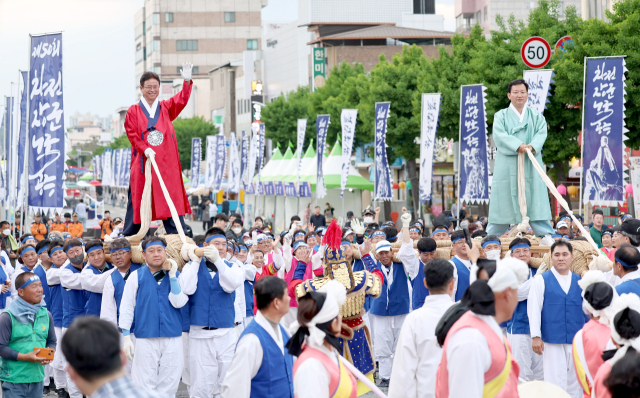 '제50회 차전장군 노국공주 축제'가 지난 4일 옛 안동역 자리인 '모디684'에서 열렸다. 개막식에서 이철우 경북도지사와 김형동 국회의원이 차전놀이 동채를 타고 서부 차전장군으로 입장했다. 경북도 제공