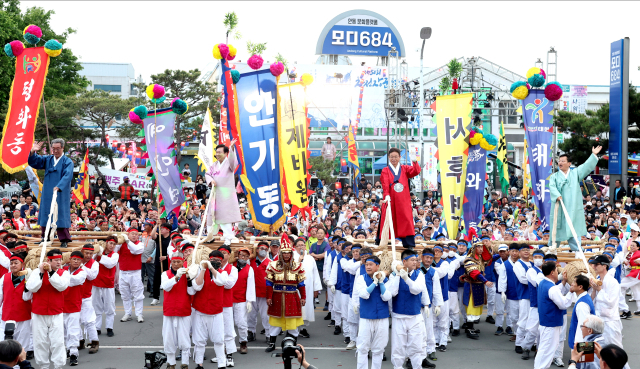 '제50회 차전장군 노국공주 축제'가 지난 4일 옛 안동역 자리인 '모디684'에서 열렸다. 개막식에서 이철우 경북도지사와 김형동 국회의원이 차전놀이 동채를 타고 서부 차전장군으로 입장했다. 또 권기창 안동시장과 권기익 안동시의회 의장이 동부 차전장군으로 입장해 서로의 동채를 부딪치는 장면을 연출했다. 경북도 제공