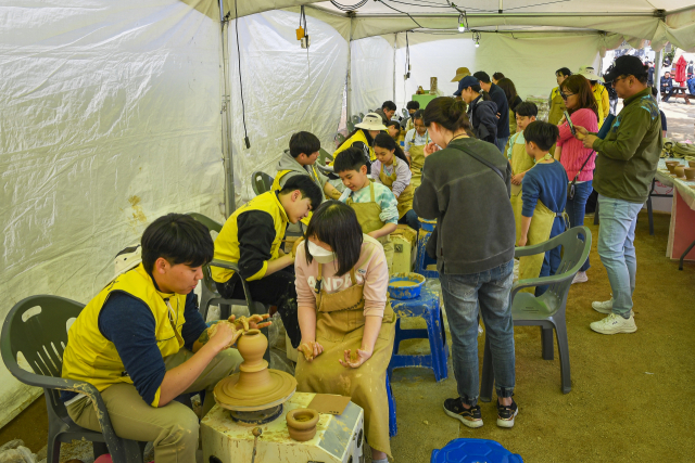 문경찻사발축제의 찻사발 빚기 체험 장면. 문경시 제공