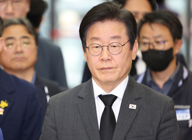 더불어민주당 이재명 대표가 4일 오후 민주노총 건설노조 강원지부 간부 양회동 씨의 빈소를 조문하기 위해 서울 종로구 서울대병원 장례식장에 들어서고 있다. 연합뉴스