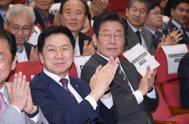 국민의힘 김기현 대표와 더불어민주당 이재명 대표가 4일 국회에서 열린 어린이 안전 헌장 선포식에서 박수치고 있다. 연합뉴스