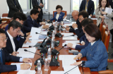 지난 3일 국회 국토교통위원회 국토법안심사소위원회에서 재개된 전세 사기 피해 지원을 위한 특별법 제정안 심사에서 김정재위원장이 의사봉을 두드리고 있다. 연합뉴스