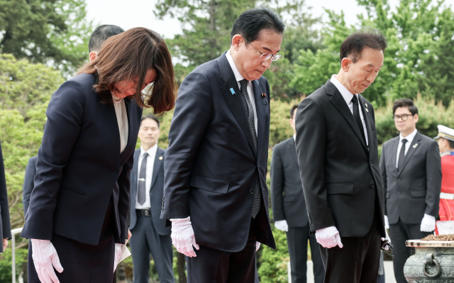기시다 후미오(왼쪽에서 두번째) 일본 총리와 기시다 유코(맨 왼쪽) 여사가 7일 서울 동작구 국립현충원을 방문해 참배하고 있다. 연합뉴스