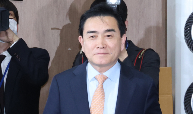 국민의힘 태영호 최고위원이 3일 녹취 파문, 후원금 쪼개기 의혹 관련 입장 발표를 위해 국회 기자회견장에 들어가고 있다. 연합뉴스