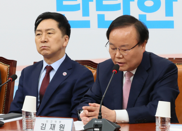 잇단 설화로 4월 한 달 동안 공개 활동을 중단하고 자숙했던 국민의힘 김재원 최고위원이 1일 오전 국회에서 열린 최고위원회의에 참석, 발언하고 있다. 왼쪽은 김기현 대표. 연합뉴스
