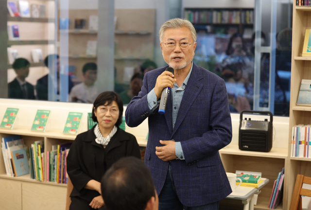 문재인 전 대통령이 27일 오후 경남 양산시 하북면 평산책방에서 오픈 기념 강연(정지아 작가와의 만남)에서 인사말하고 있다. 연합뉴스