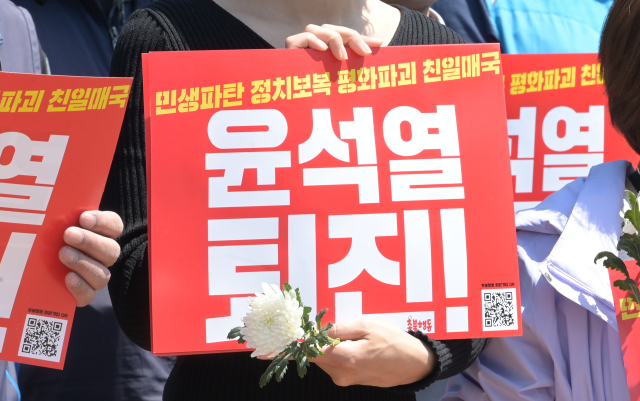 윤석열 정부의 노동·일자리 정책에 점수를 매기면 100점 만점에 평균 42.8점이라는 직장인 설문조사 결과가 나왔다. 3일 오전 춘천지법 강릉지원 앞에서 민주노총 조합원들과 정의당 등 진보정당, 시민단체가 윤석열 정부를 향해 고인에게 사죄하고 강압수사를 중단할 것을 촉구하고 있다. 연합뉴스