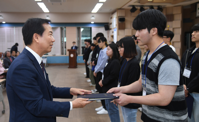 (재)거창군장학회는 장학증서 수여식을 가졌다.거창군제공