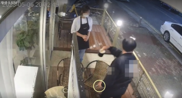 카페 금연 공간에서 흡연을 이어가다 직원의 제지에 커피 잔을 집어던지는 등 소란을 피운 중년 남성들의 사연이 알려졌다. 온라인 커뮤니티 캡처
