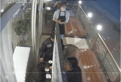 카페 금연 공간에서 흡연을 이어가다 직원의 제지에 커피 잔을 집어던지는 등 소란을 피운 중년 남성들의 사연이 알려졌다. 온라인 커뮤니티 캡처