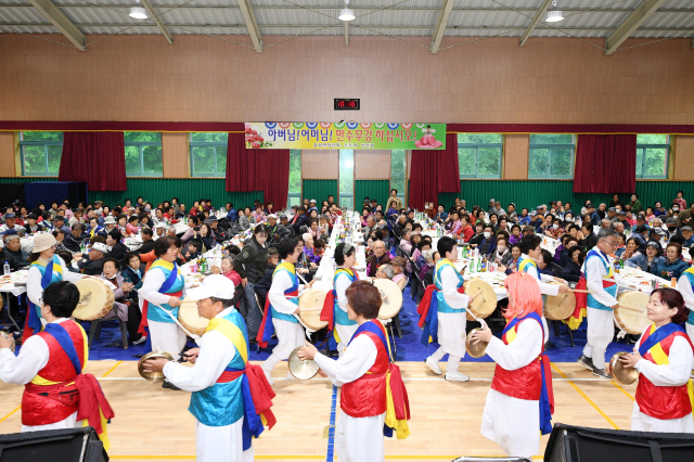 경북 군위군 효령면 청년회는 어버이날을 맞아 어르신들을 초청, 효 잔치를 열었다. 군위군 제공