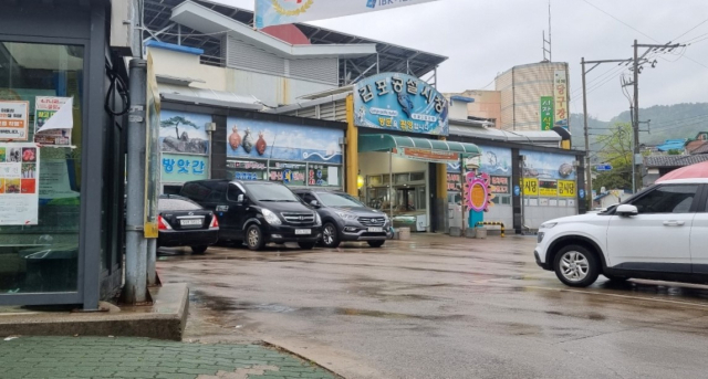 경주 감포 공설시장 전경. 계주 A씨는 남편과 함께 감포공설시장 인근에서 금은방을 운영하며 주변 상인들과 신뢰를 쌓아왔다. 김도훈 기자