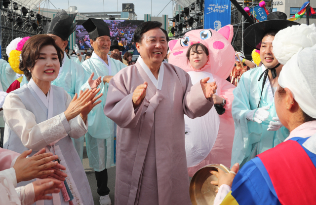 권기창 안동시장과 부인 황순녀 씨가 축제장을 찾은 관광객들과 어울려 어깨를 들썩이고 있다. 안동시 제공