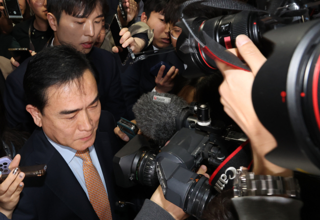 국민의힘 태영호 최고위원이 3일 국회에서 녹취 파문, 후원금 쪼개기 의혹 관련 입장 발표 후 기자회견장을 나가고 있다. 연합뉴스