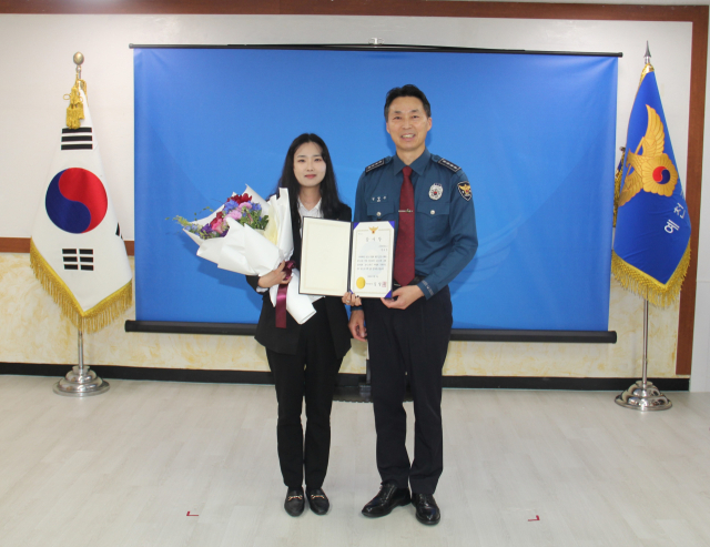 김말수 예천경찰서장이 8일 보이스피싱을 사전에 예방한 예천용궁새마을금고 직원에게 감사장을 전달했다. 예천경찰서 제공