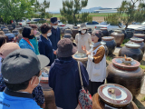 경북 구미시 선산치매안심센터는 8일 치매환자 가족 20여 명을 대상으로 백야농원에서 고추장 담그기 체험 프로그램을 운영했다. 구미시 제공