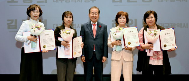 어버이날 효행 유공 수상자인 조경희 씨, 김선영 씨, 홍준표 대구시장, 김재선 씨, 허인녕 씨 (사진 왼쪽부터)