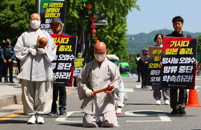 대한불교조계종 사회노동위원회 스님들이 8일 오전 후쿠시마 방사능 오염수 방류 중단을 촉구하며 서울 종로구 조계사에서 광화문을 돌아 일본대사관을 향해 오체투지를 하고 있다. 연합뉴스