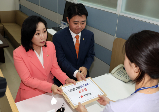 국민의힘 전주혜 원내대변인과 지성호 원내부대표가 8일 국회 의안과에 민주당 김남국 의원 징계안을 제출하고 있다. 연합뉴스