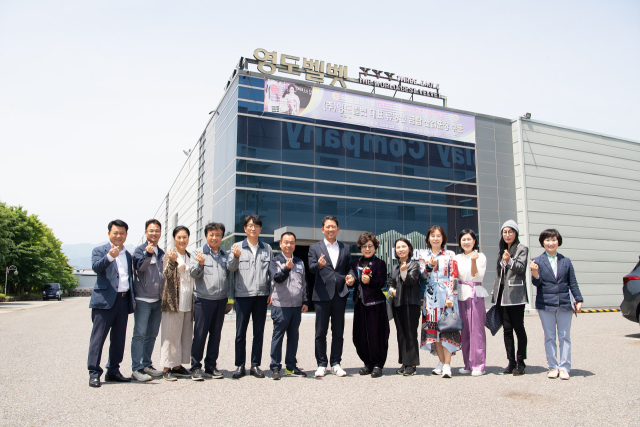 김장호(가운데) 구미시장이 8일 구미산단 내 영도벨벳을 방문해 류병선(오른쪽 여섯번째) 회장 및 임직원들과 기념촬영을 하고 있다. 구미시 제공