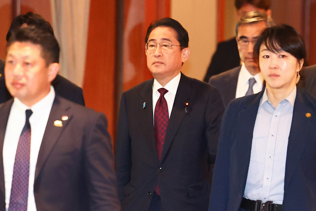 기시다 후미오 일본 총리가 8일 오전 서울 시내 한 호텔에서 경제6단체장 면담을 마치고 회의장을 떠나고 있다. 연합뉴스