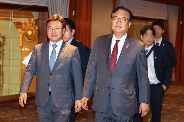 기시다 후미오 일본 총리가 방한 중인 가운데 8일 오전 한일의원연맹 회장인 국민의힘 정진석 의원(오른쪽)과 간사장인 더불어민주당 윤호중 의원이 서울 시내 한 호텔에서 기시다 총리와의 면담을 마치고 면담장을 나서고 있다. 연합뉴스